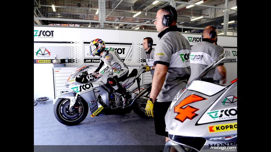 233078_andrea+dovizioso+leaving+jir+scot+garage-1280x960-oct3.jpg._slideshow_169