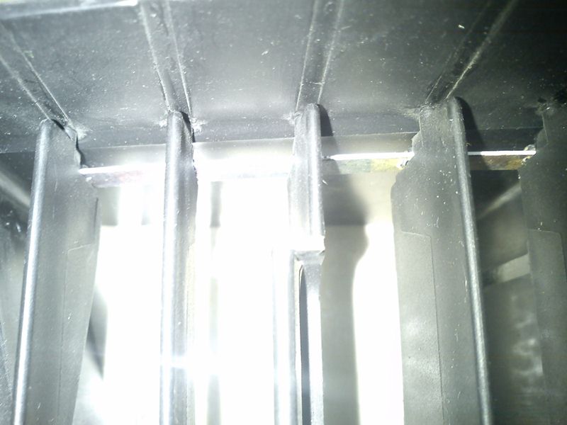 Memperbaiki kisi-kisi Aerio yang patah