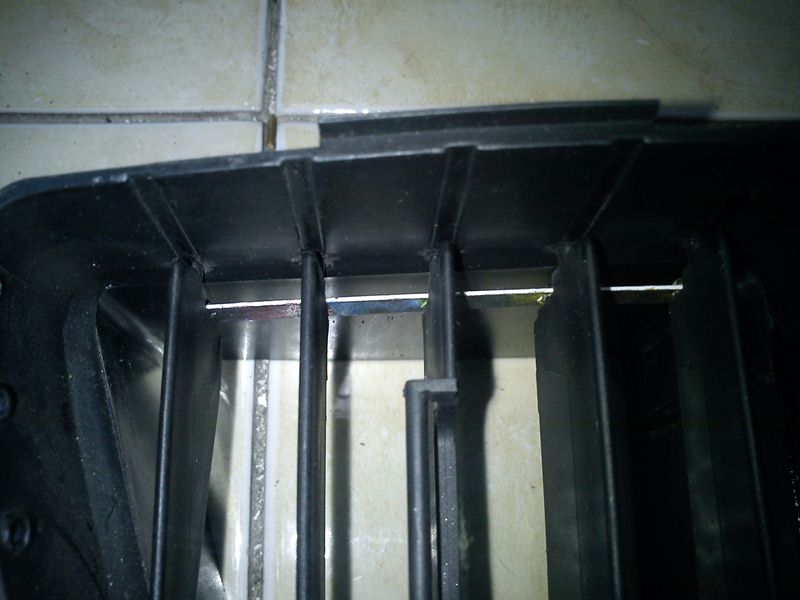 Memperbaiki kisi-kisi Aerio yang patah