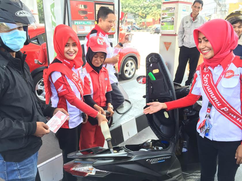 Bagi-bagi 1000 bensin gratis di Makassar