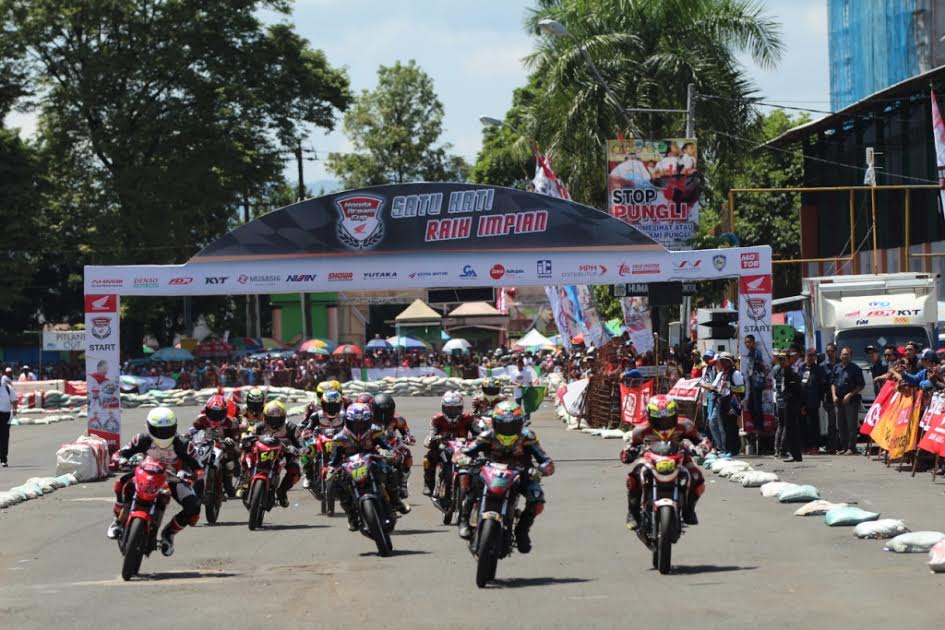 Persaingan ketat antara Andi Farhat (124) dan Boy Arby (2) dalam memperebutkan podium satu di kelas HDC 2 