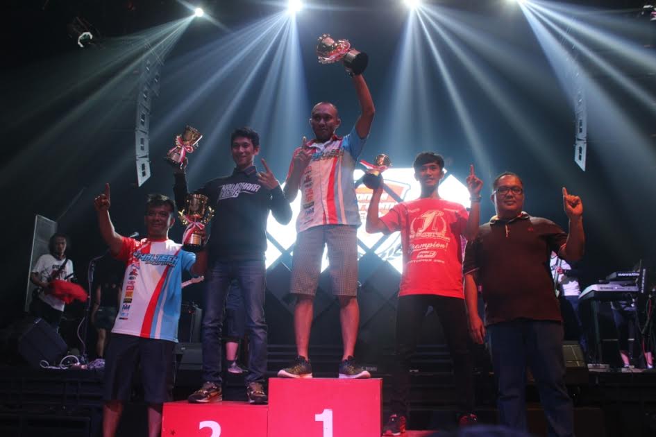 Awarding juara umum HDC 1 pada Champion's Night Honda Dream Cup 2016, di posisi pertama adalah M. Nurgianto, di posisi kedua Wahyu Widodo, dan di posisi ketiga Anggi Permana.