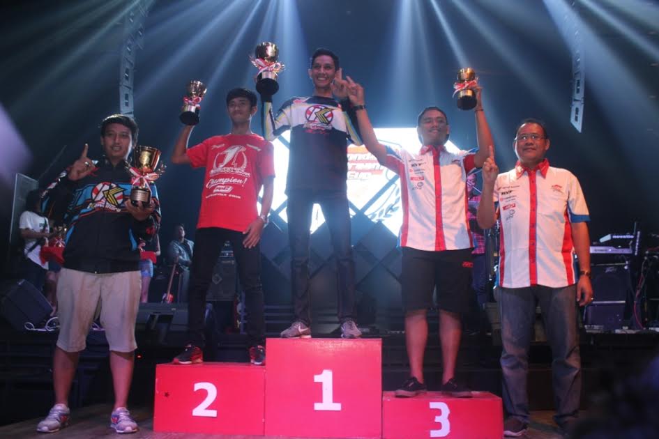  Awarding juara umum HDC 2 pada Champion's Night Honda Dream Cup 2016, di posisi pertama adalah Boy Arby Febri, lalu disusul pada posisi kedua Anggi Permana, dan di posisi ketiga Wawan Hermawan.