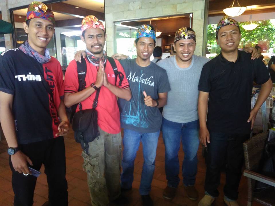 Baru Mendarat di Bali. Dari Kanan. Mario Devan, Heri Setiawan, R2M, Mas Priyo, Aripitstop.