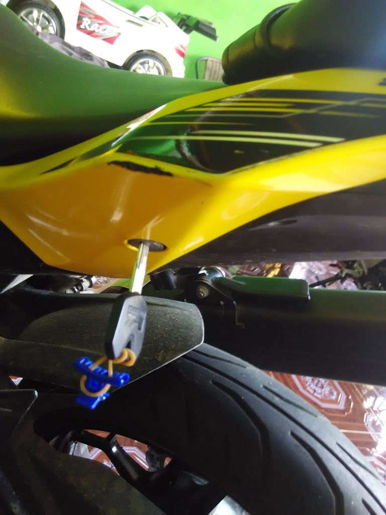  Cara  Membuka  sadel dan Tangki  Kawasaki Ninja 250SL dan 