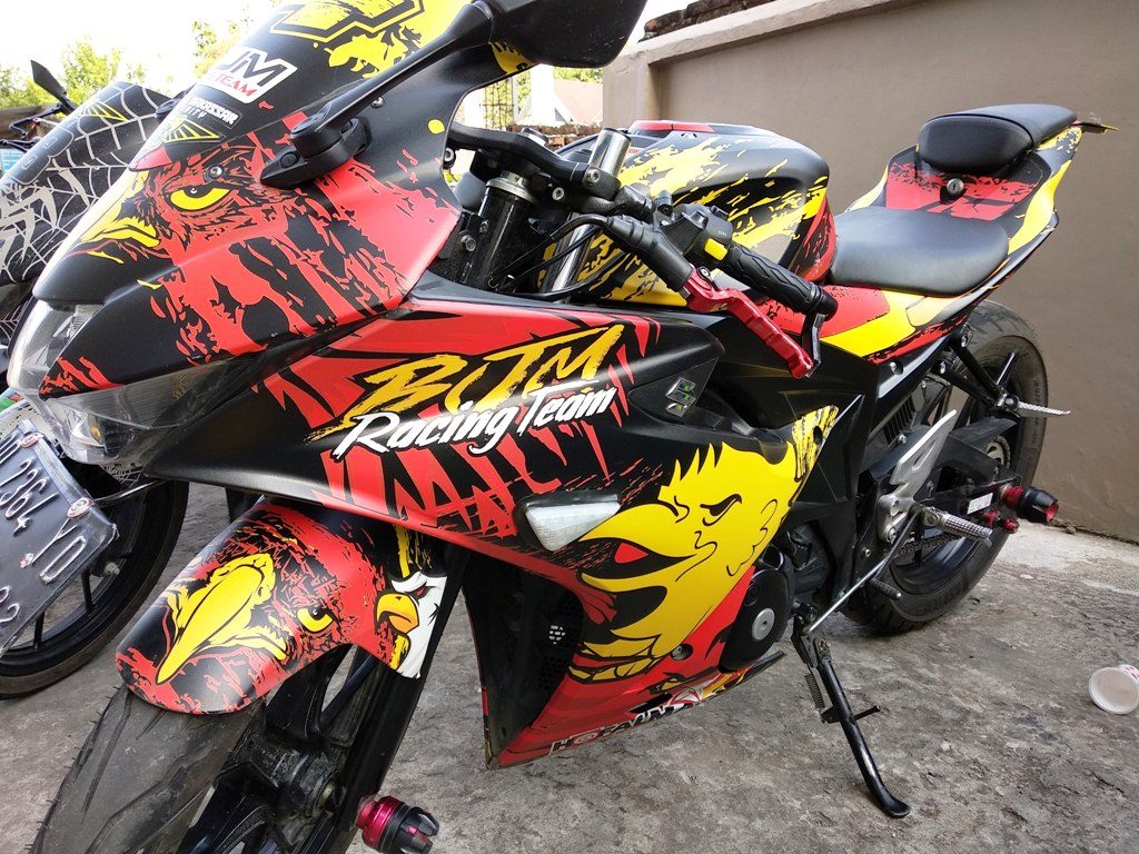 Modifikasi Decal oleh Anggota Suzuki GSX 150 Club Makassar 