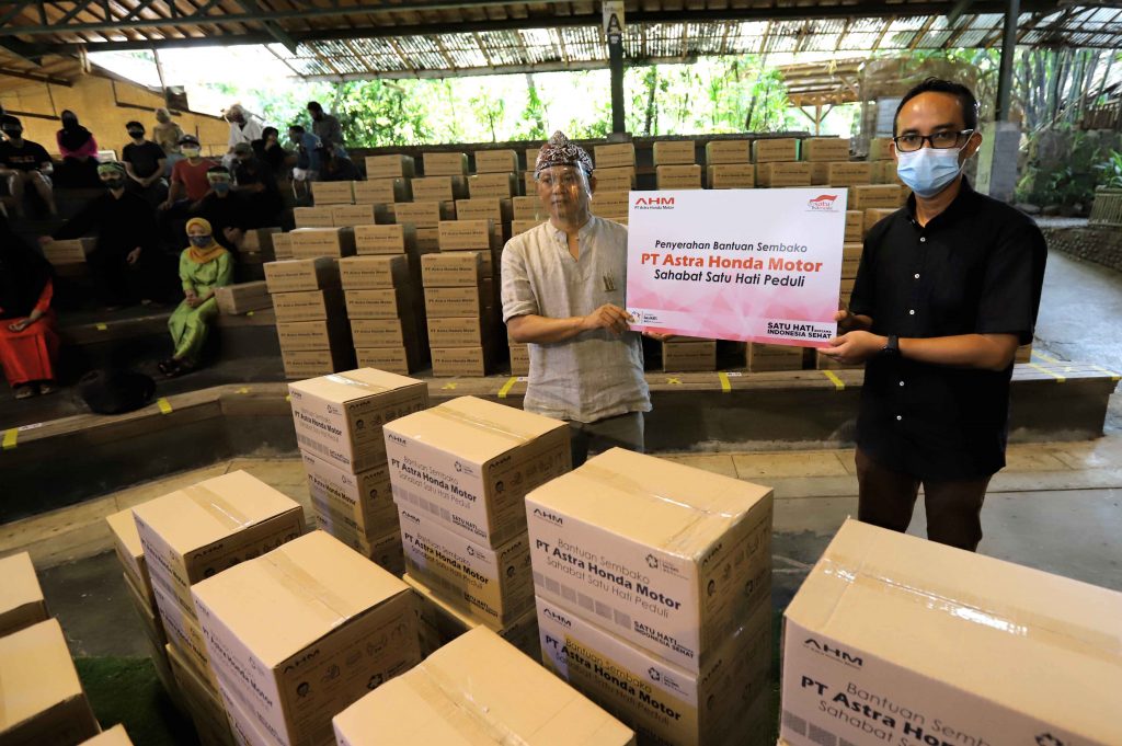 Peduli Pegiat Budaya, AHM Salurkan Bantuan