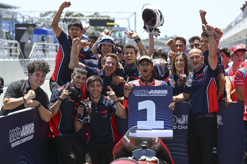 Muhammad Kiandra Ramadhipa juara 1 Moto3 Junior World Championship 2026 di Estoril Portugal